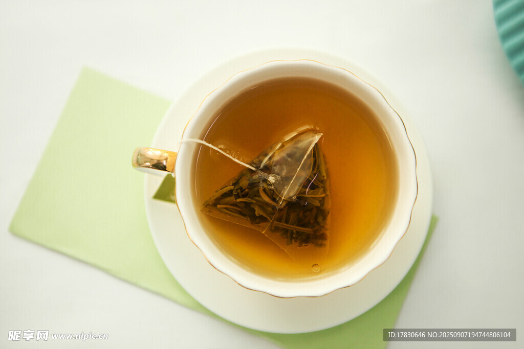 杯中茶包浸于金黃茶湯中