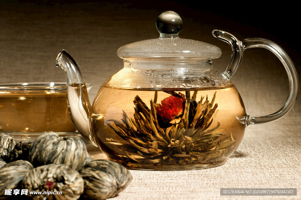 玻璃茶壺中的多彩花草茶