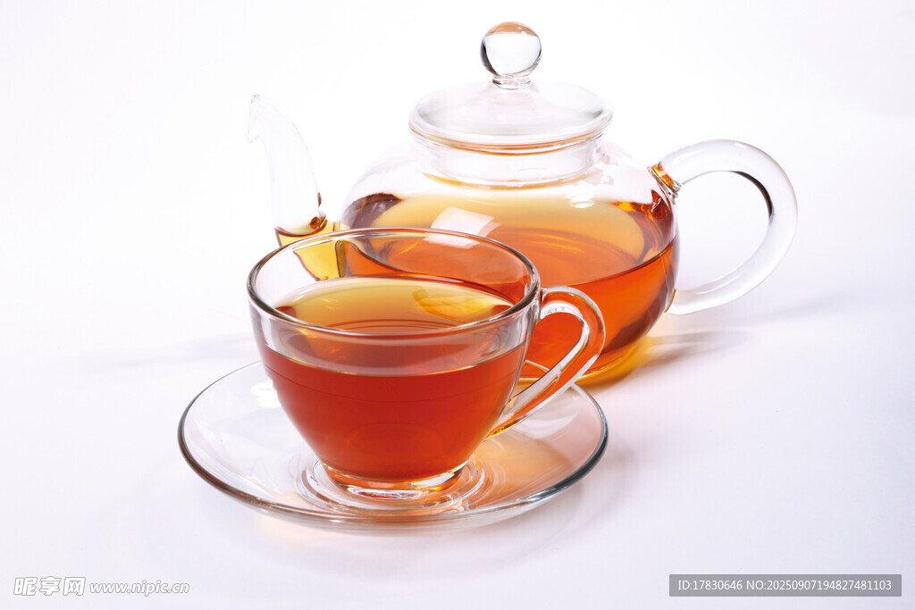 透明茶具中的香醇熱茶