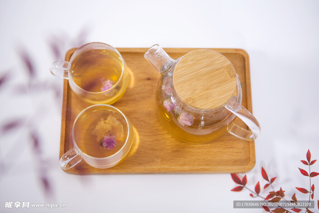 木質(zhì)托盤上的茶具與熱茶