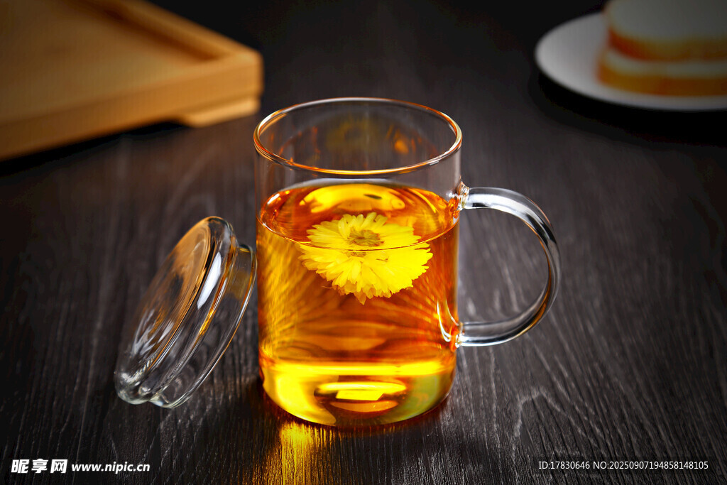 透明玻璃杯中泡著菊花茶