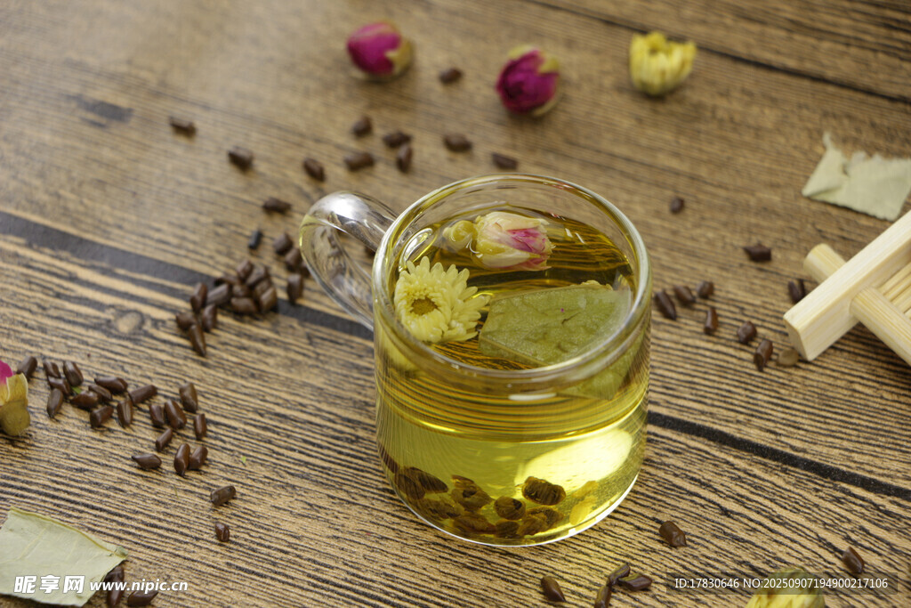 玻璃杯中泡著的草本花茶