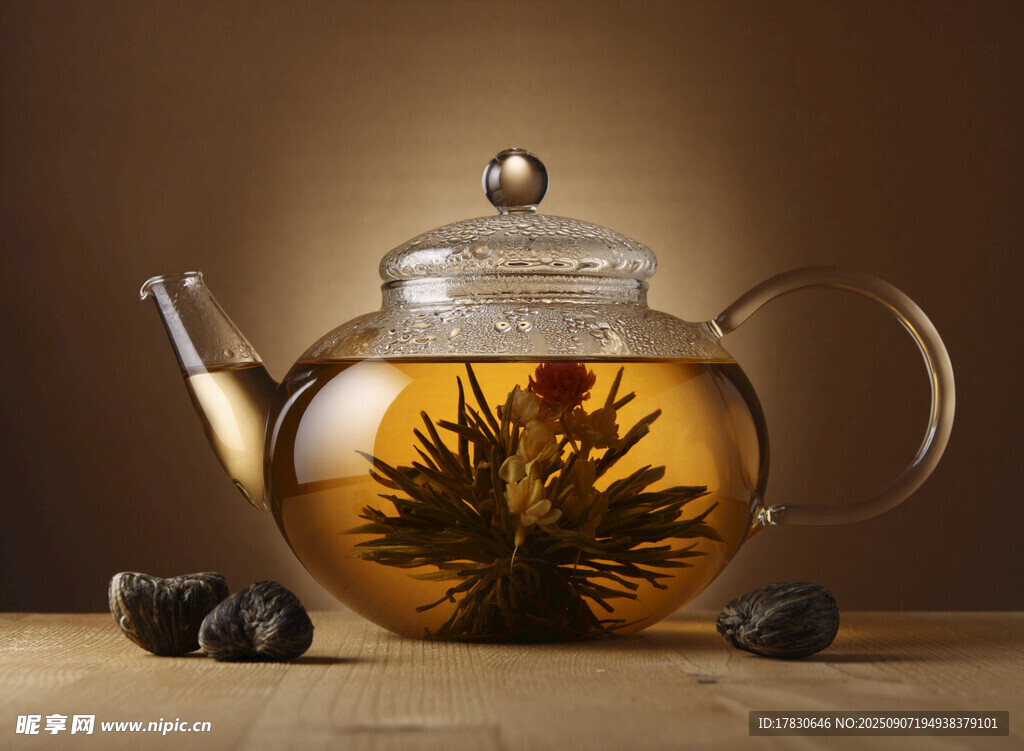 玻璃茶壺中的綻放花茶