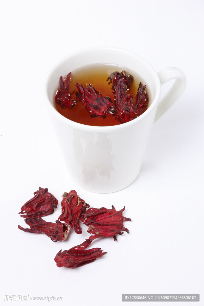 杯中洛神花茶及散落花瓣