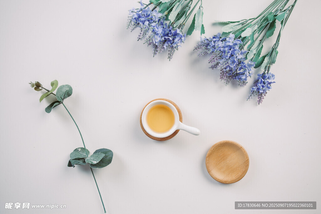 清新花茶與藍(lán)花靜物組合