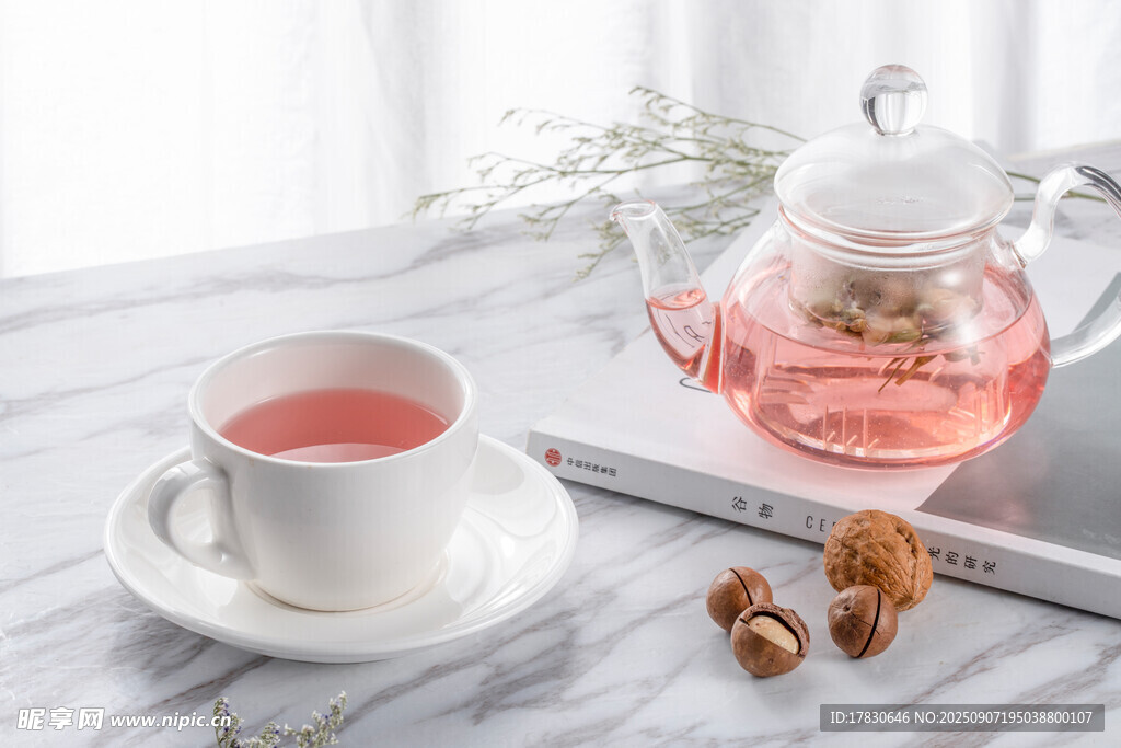 粉色花茶與茶具的愜意組合