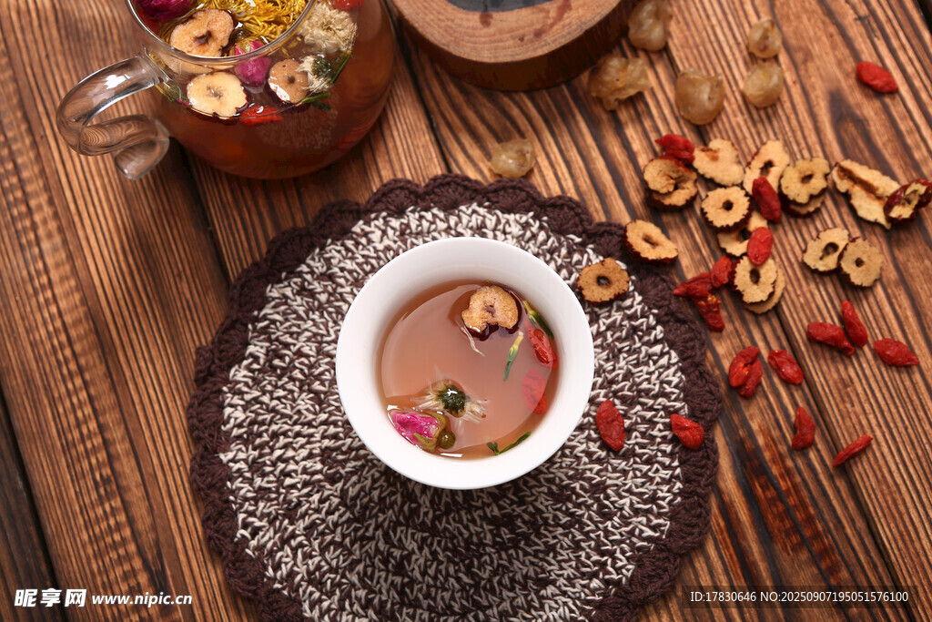 木質(zhì)桌上的養(yǎng)生花茶組合