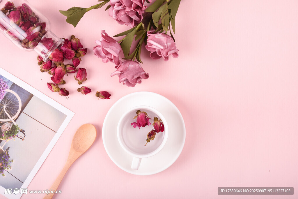 粉色系花茶與花卉靜物圖