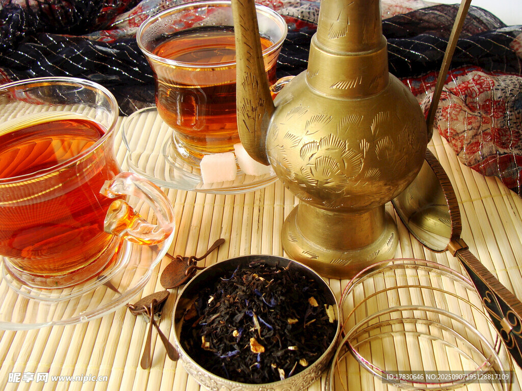 傳統(tǒng)茶具與醇香茶飲