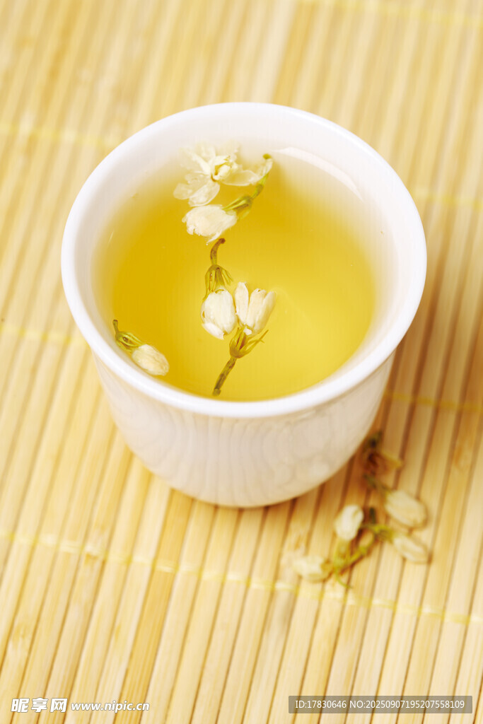 一杯清香茉莉花茶