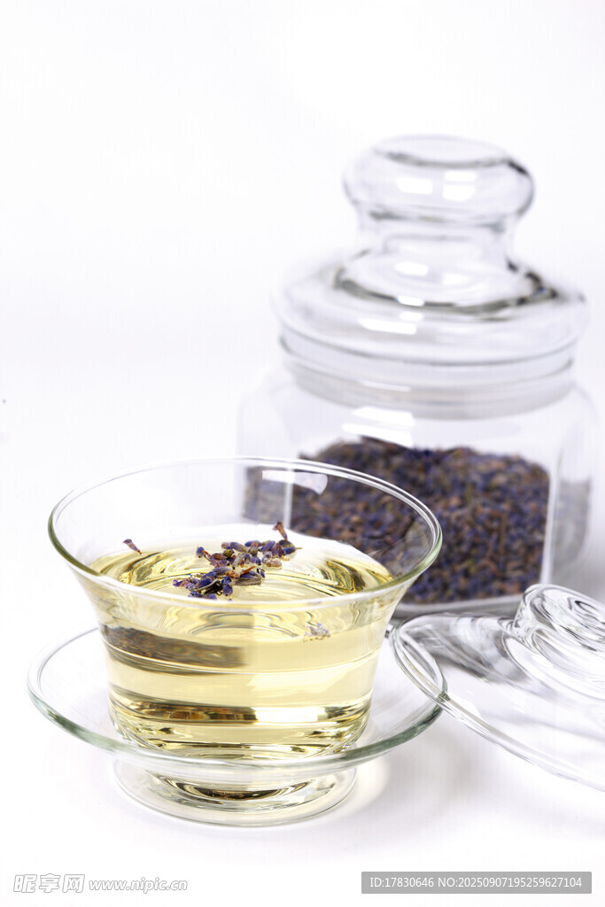 玻璃杯中泡著的清香茶葉