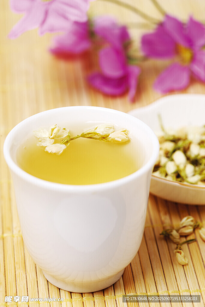 一杯清香菊花茶