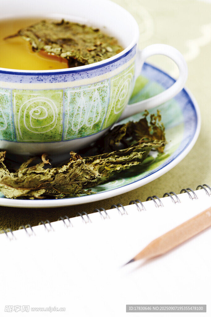 精致茶杯中的清新草藥茶