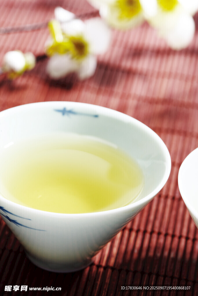 中式茶杯中的清綠茶湯