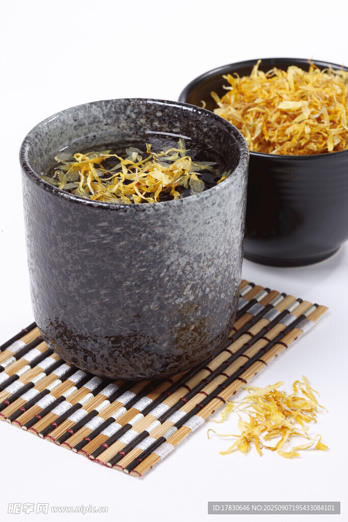 黑陶杯中盛放的金黃花茶