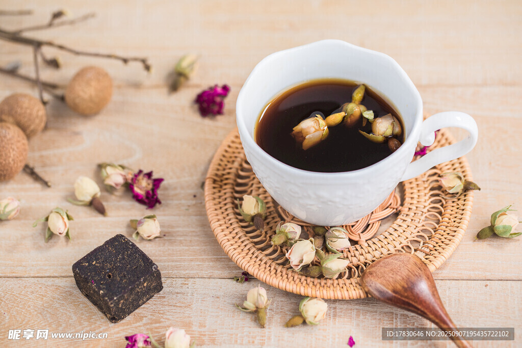 溫馨茶杯旁的愜意小食