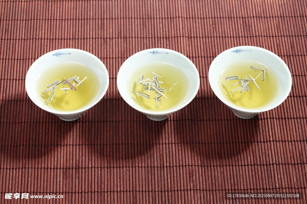 三杯清香花茶擺于竹席