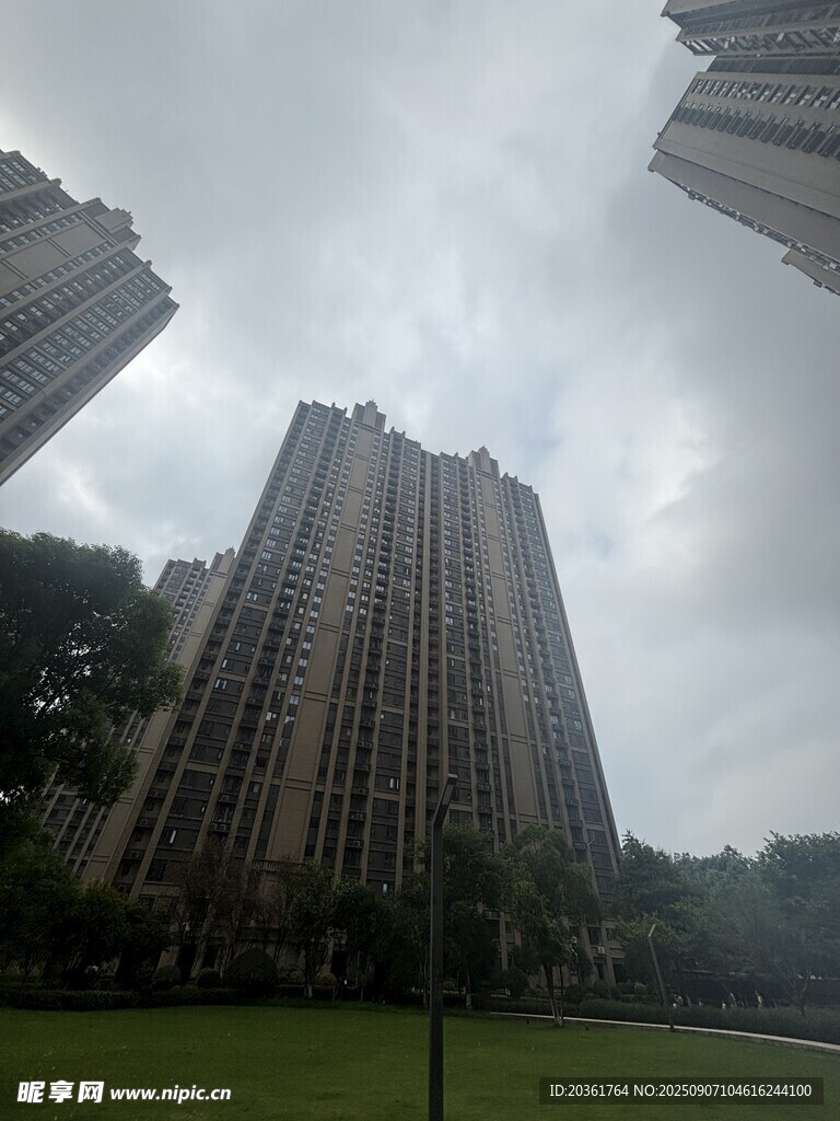 高層住宅下的綠地景觀