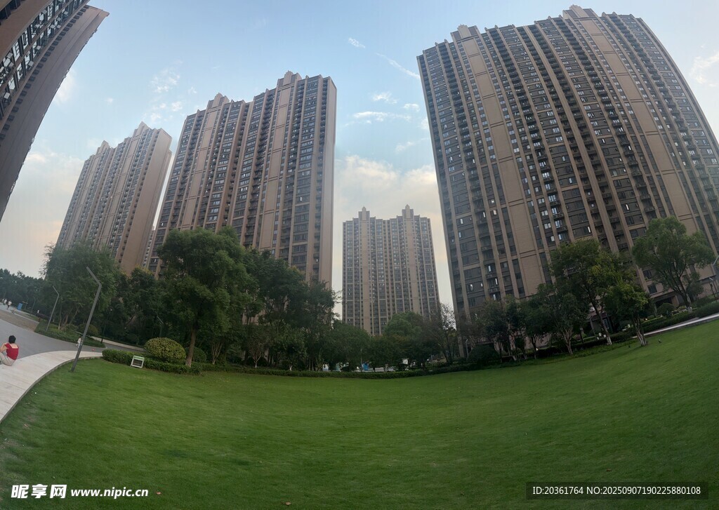 城市綠地旁的高層住宅區(qū)