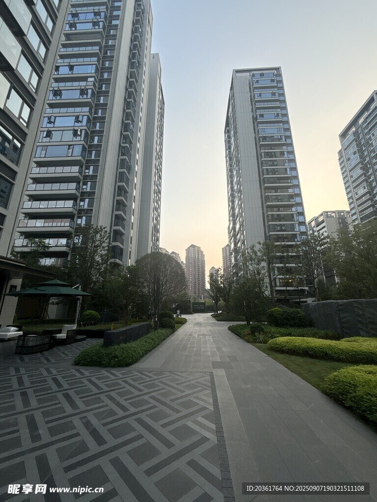 城市中整潔的高樓與步道