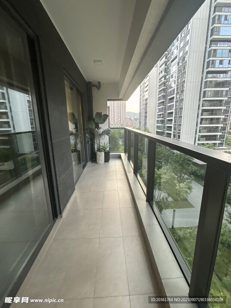 現(xiàn)代住宅寬敞陽(yáng)臺(tái)景觀