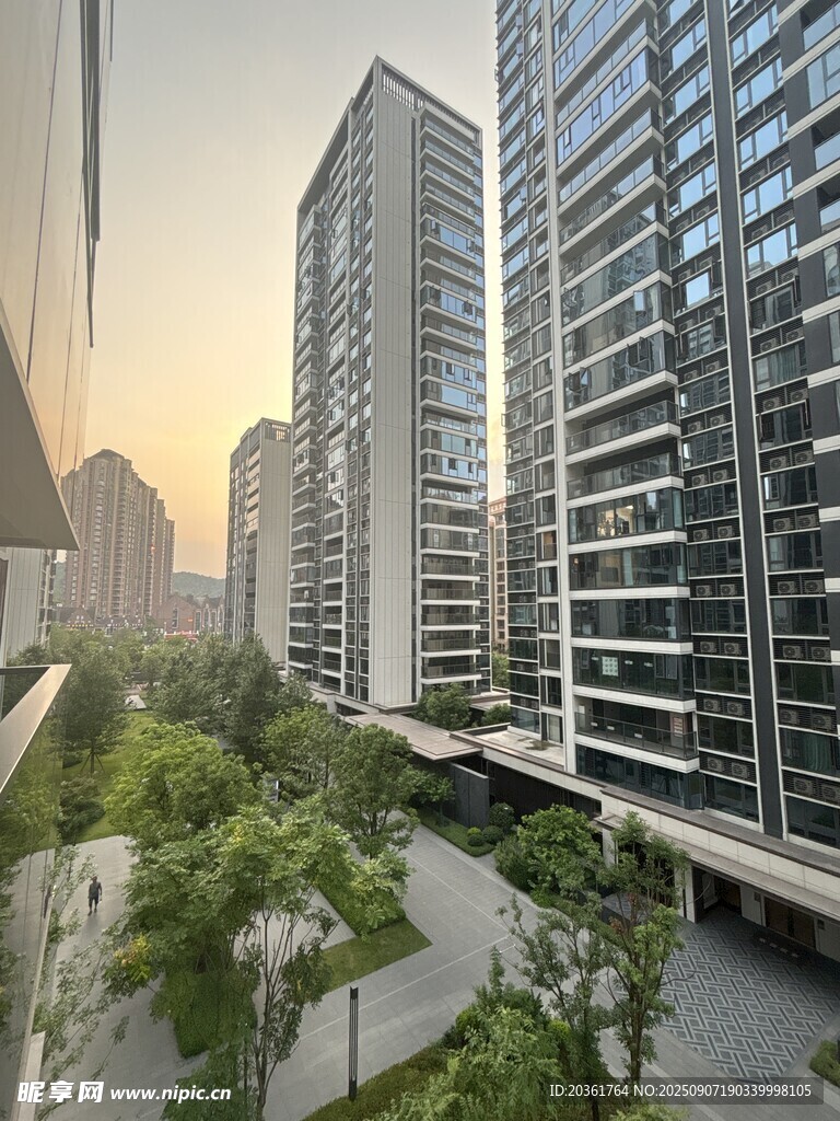 都市高樓間的綠意景觀