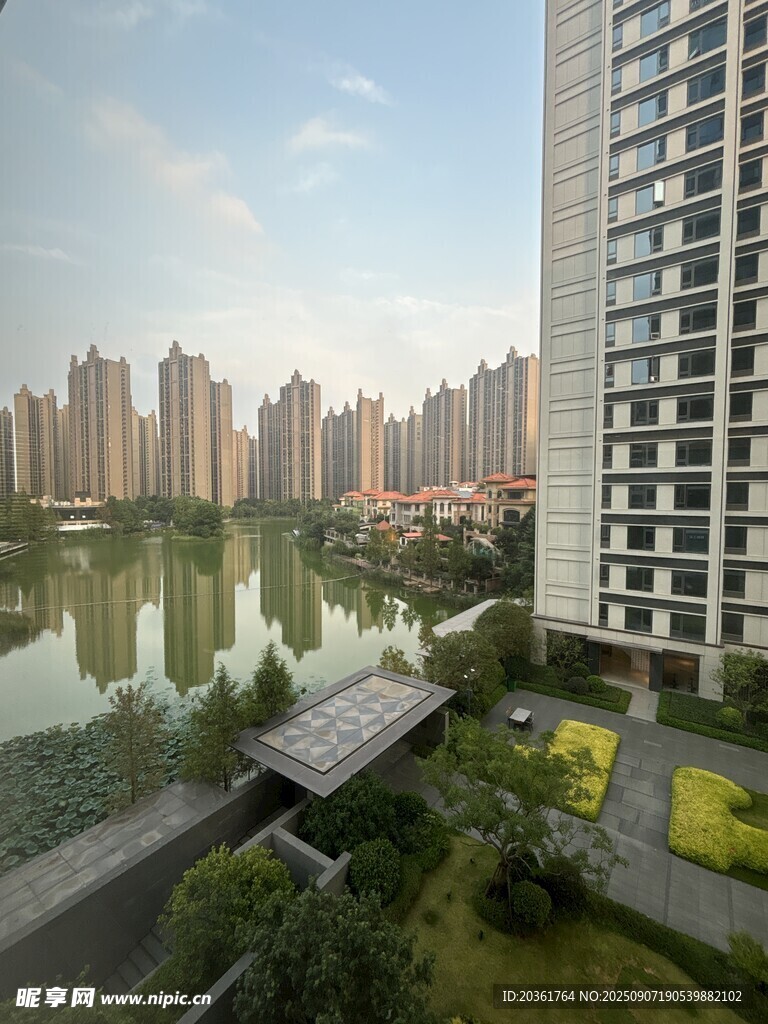 湖畔高樓景觀