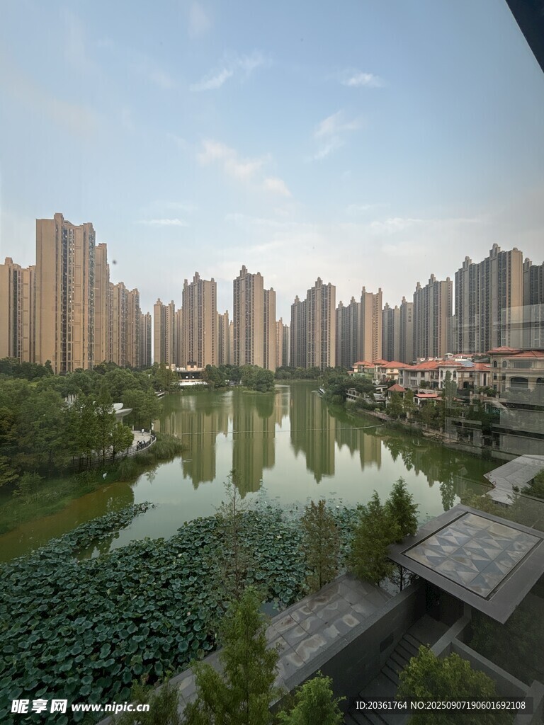 城市湖畔風(fēng)光