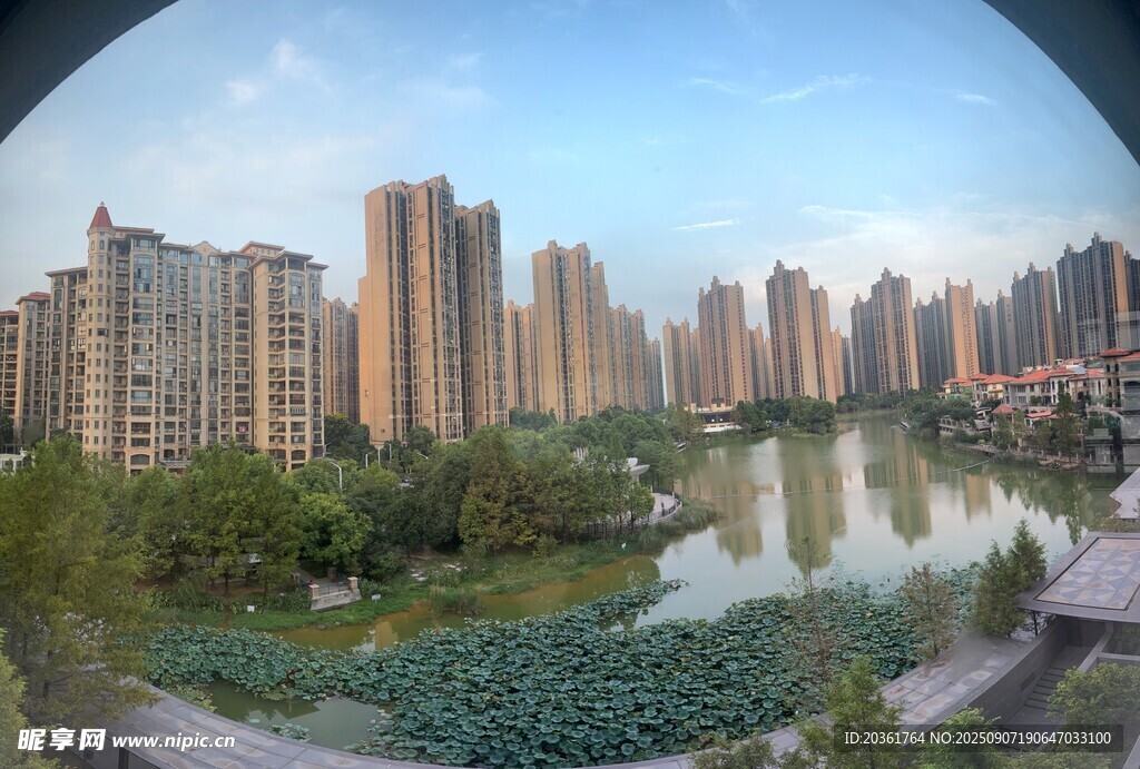 城市河畔風景