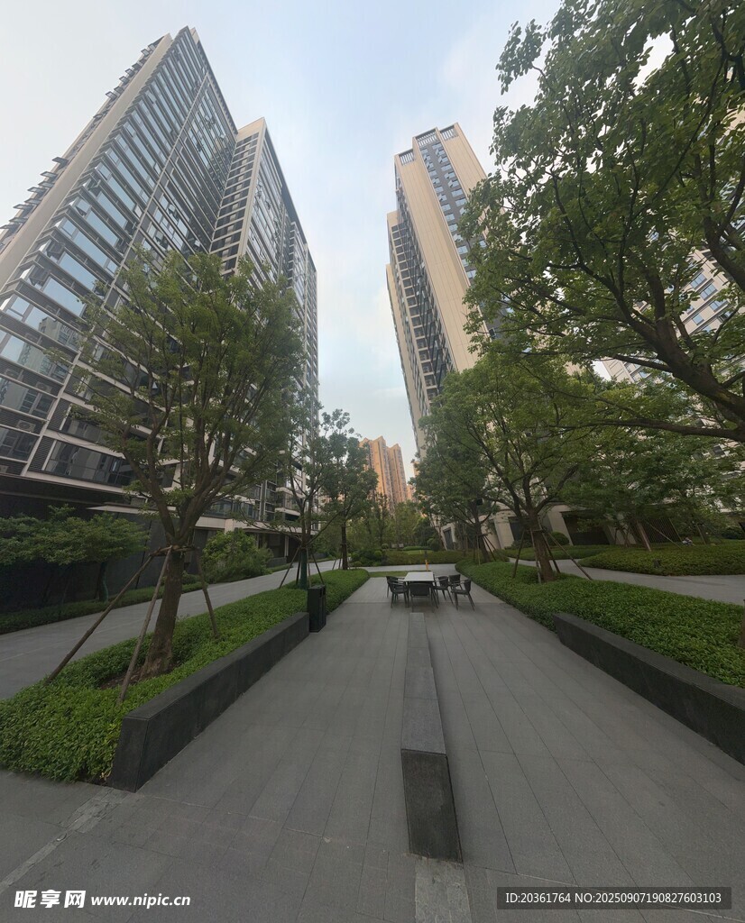 城市中靜謐的高樓間步道