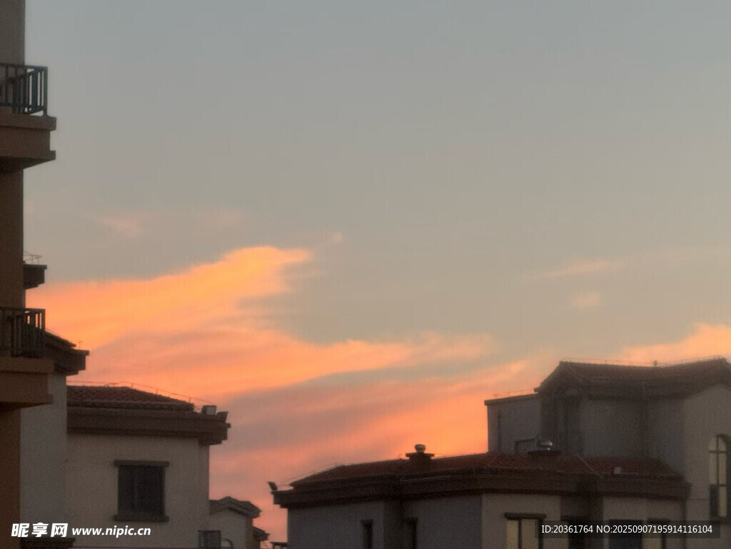 夕陽下的城市建筑美景