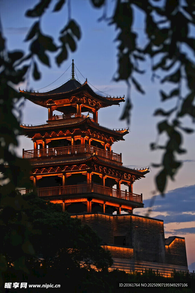 夜幕下的中式古建筑塔樓