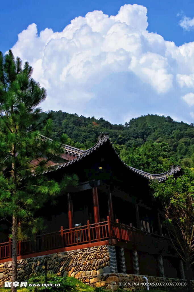 山林中的古樸中式建筑