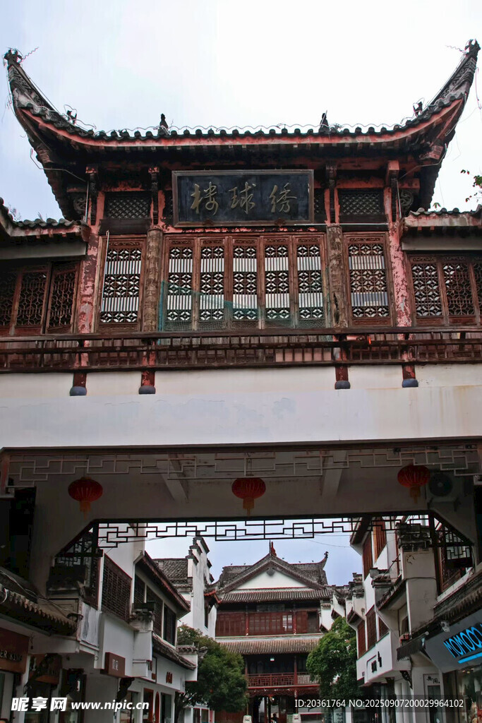 中式古建牌坊下的街巷