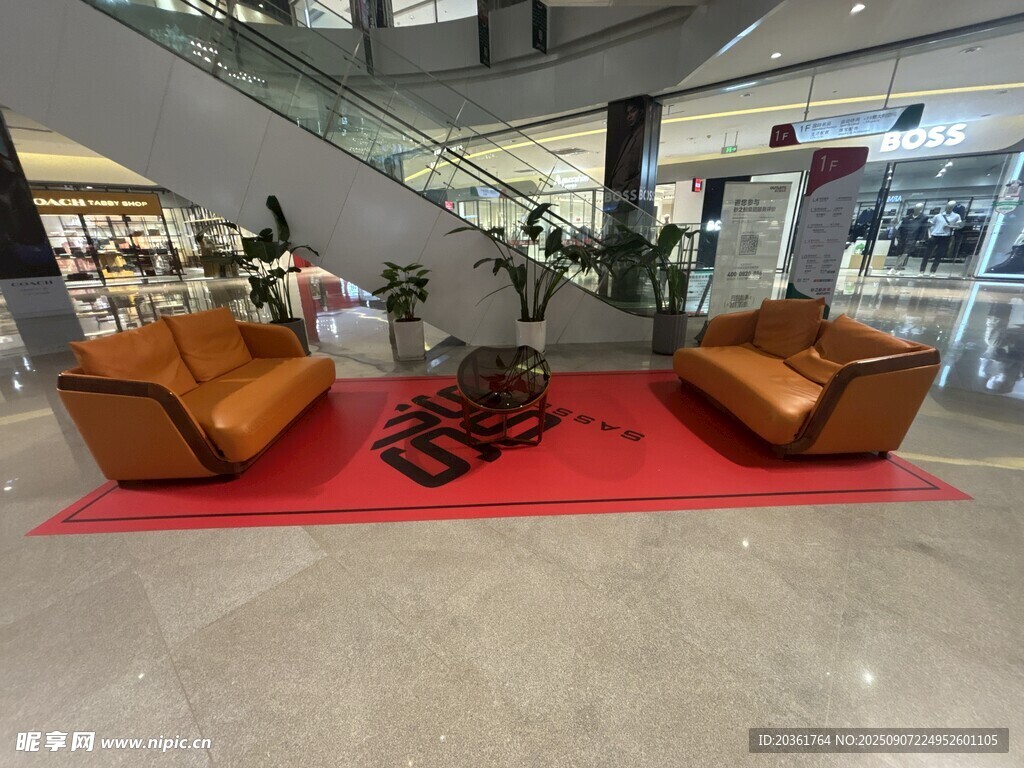 商場(chǎng)內(nèi)的舒適皮質(zhì)沙發(fā)陳設(shè)