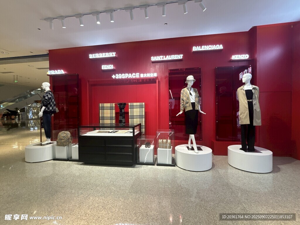 時尚女裝店內(nèi)景展示
