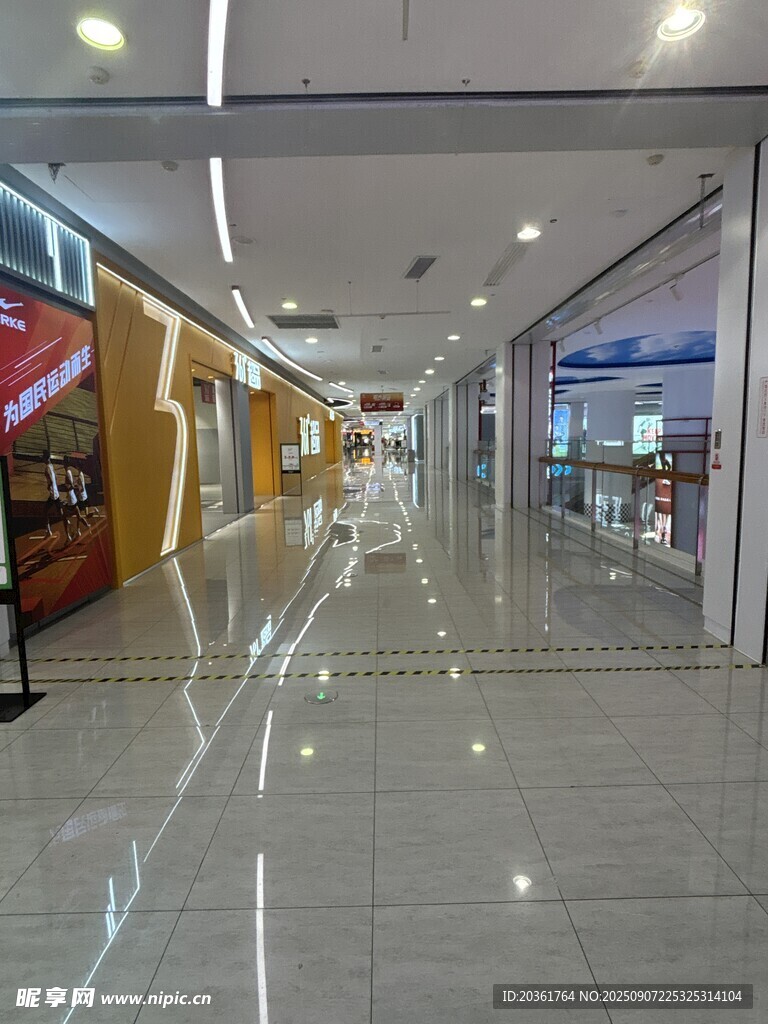 寬敞明亮的商場內(nèi)景通道