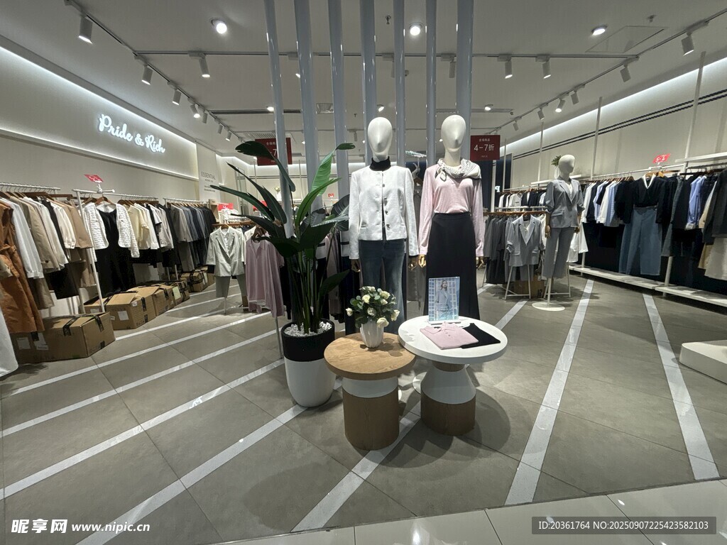 時尚服裝店內(nèi)部陳列展示