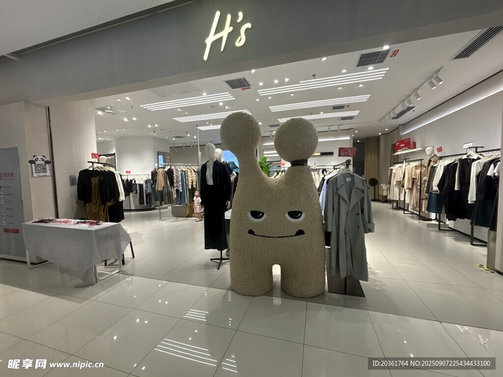 時尚服裝店內(nèi)部陳列展示