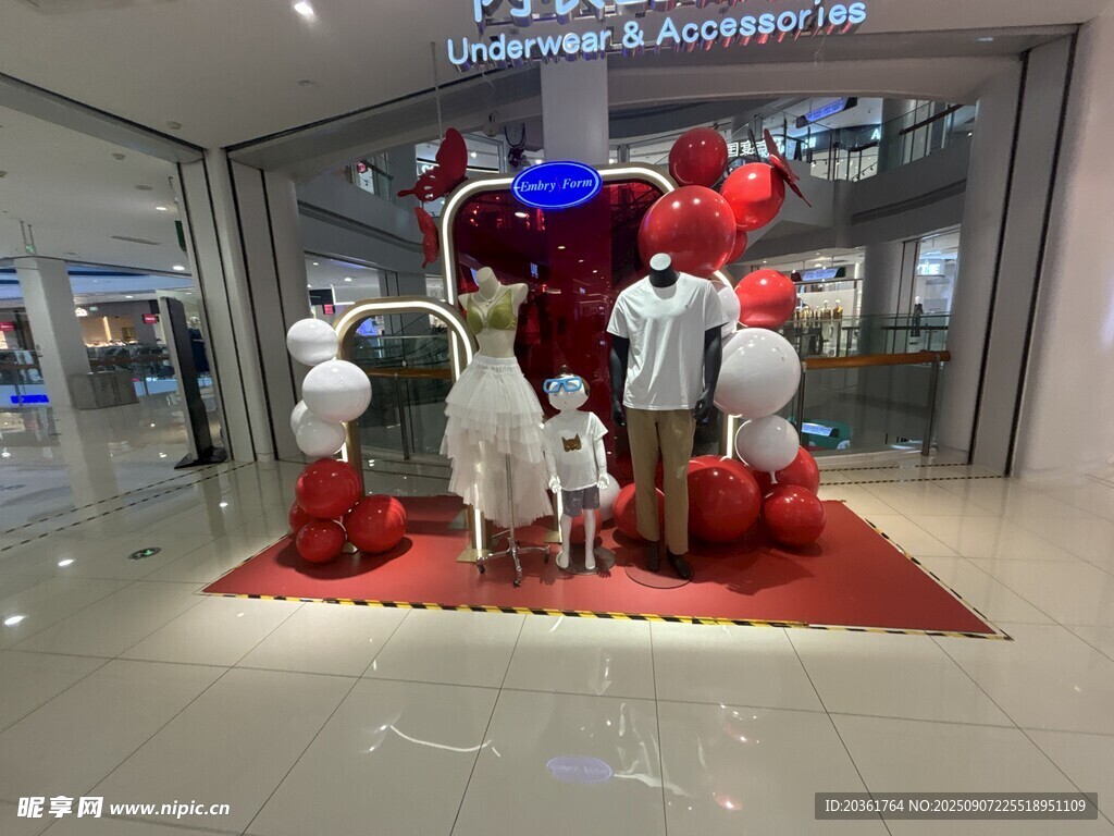 商場內(nèi)時尚服飾展示造型