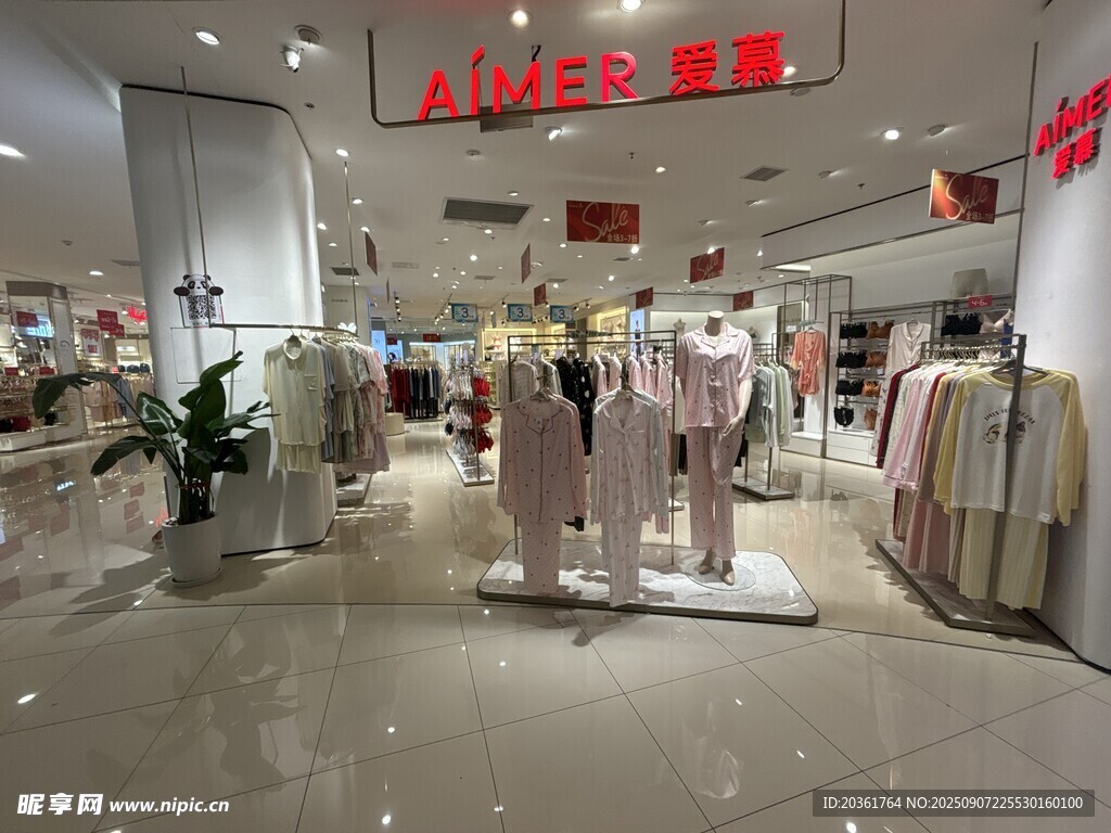 時尚女裝店內(nèi)景展示