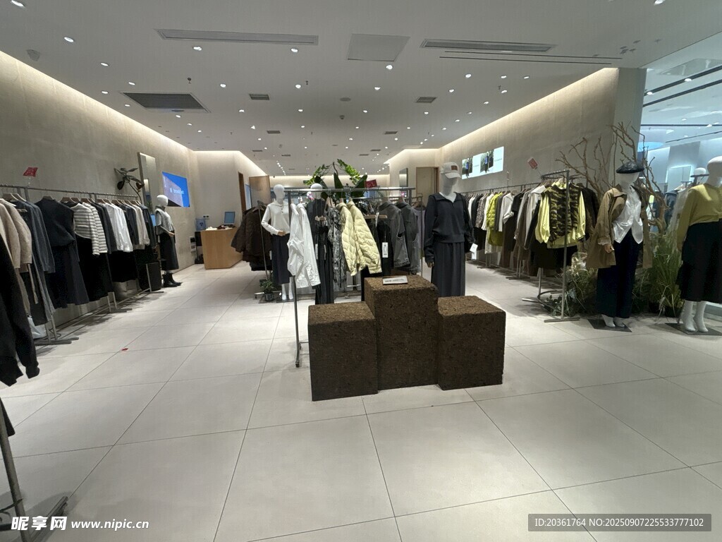 時尚服裝店內部陳列展示