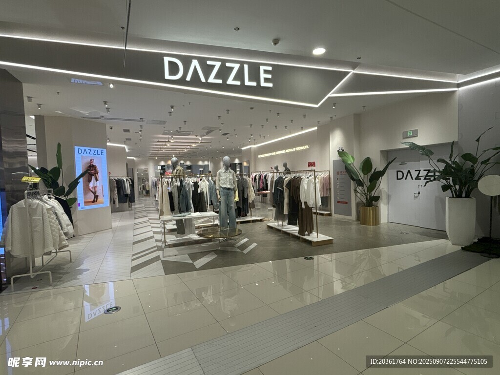 時(shí)尚女裝店DAZZLE店內(nèi)景