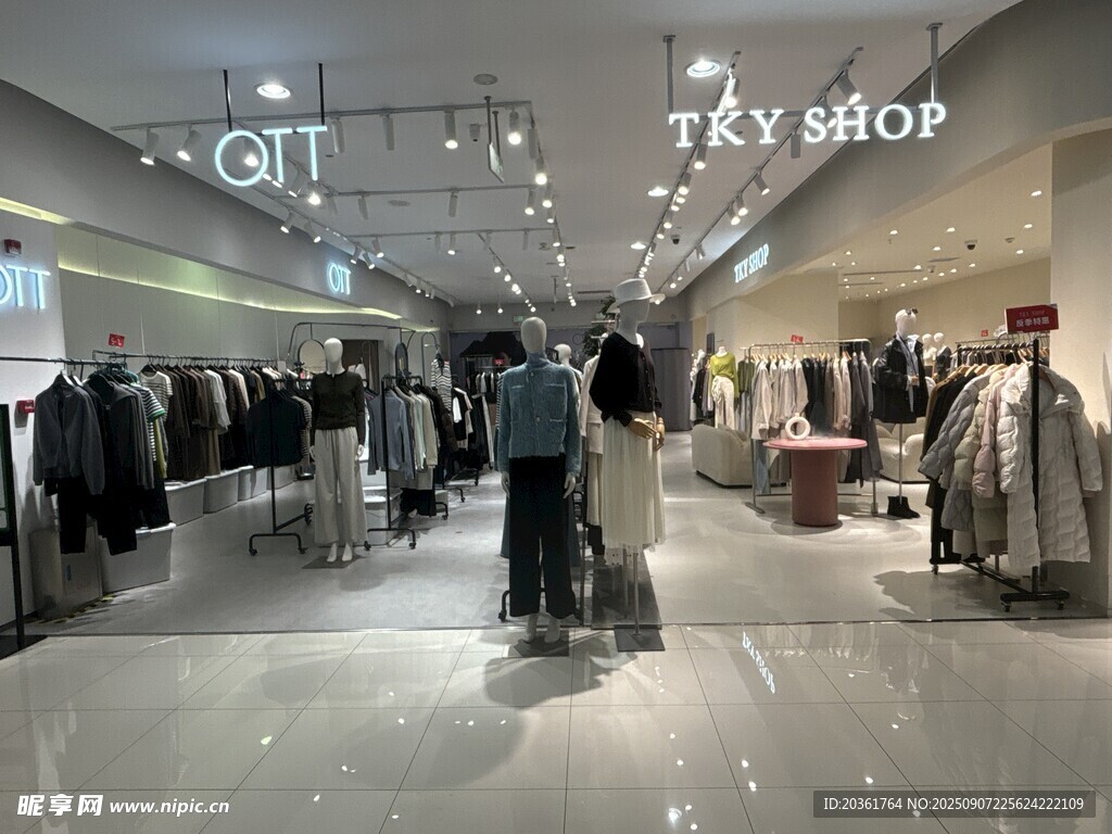 時尚服裝店內(nèi)部陳列景觀