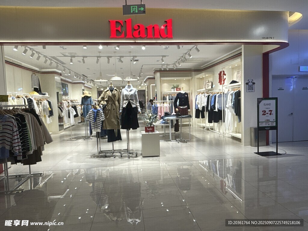 Blued品牌服裝店內(nèi)景展示
