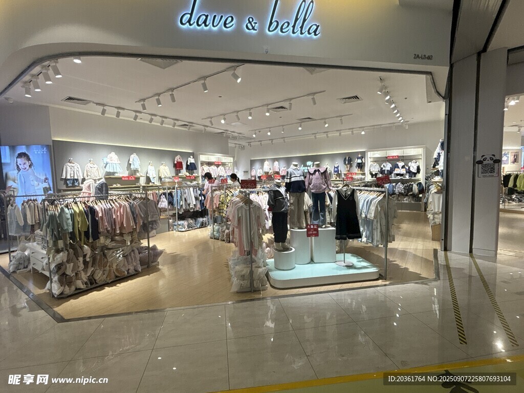 時尚女裝店內(nèi)部陳列展示