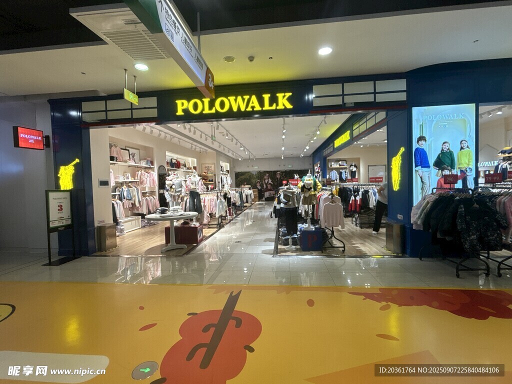 商場(chǎng)內(nèi)熱鬧的POLONIA店鋪