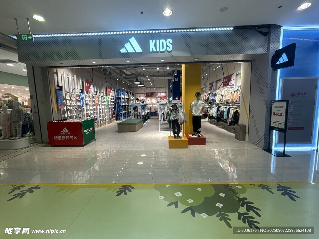 阿迪達斯店鋪內(nèi)景展示