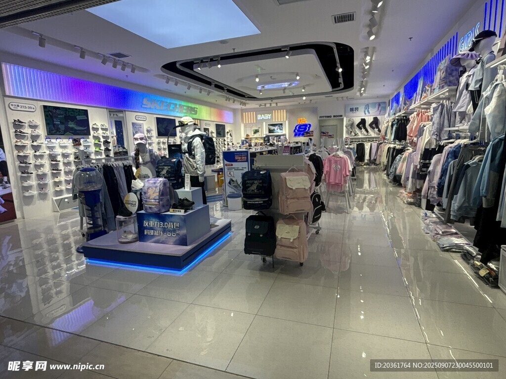 時尚服裝店內(nèi)部購物場景