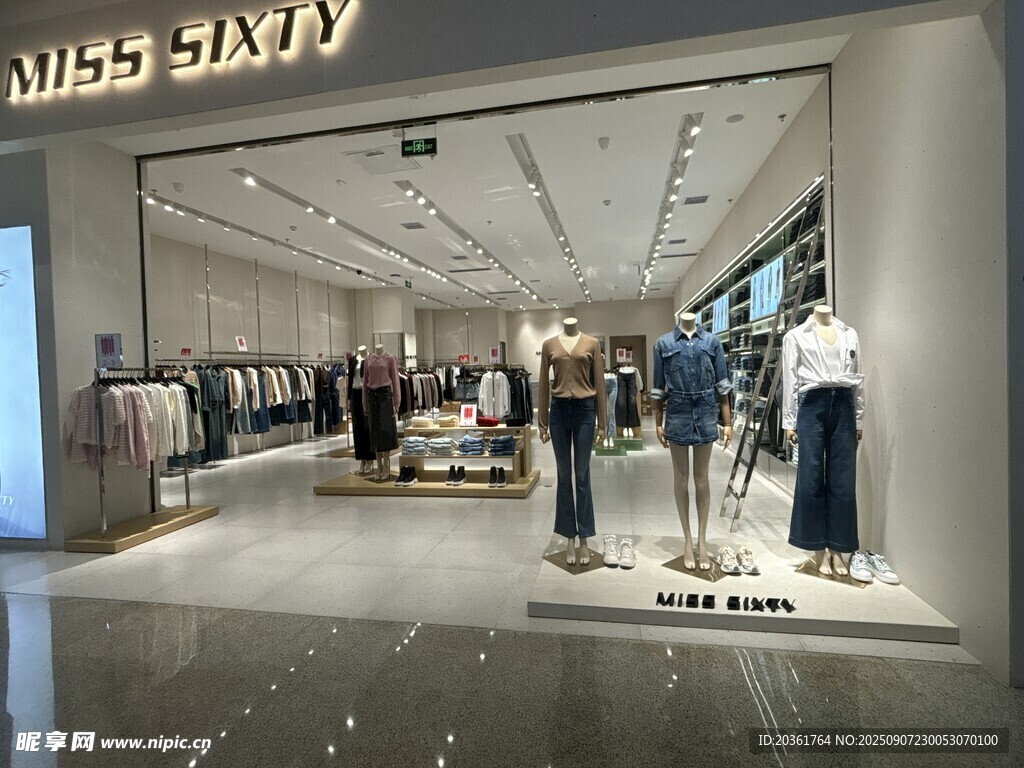 時尚服裝店展示多樣服飾